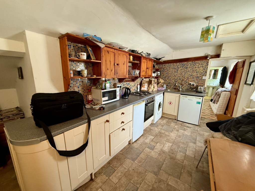 Lot: 80 - EQUESTRIAN FACILITY - INDOOR MANÈGE, STABLES, PADDOCKS AND ACCOMMODATION - Flat two - Kitchen